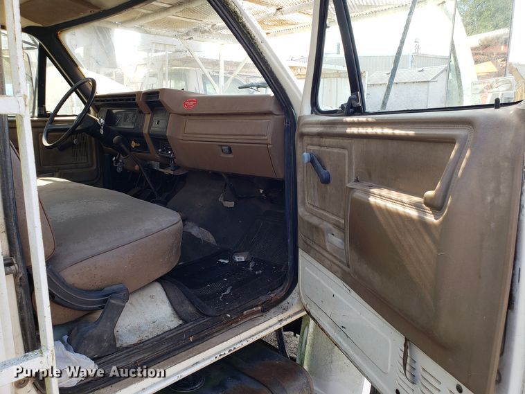 image for item DH2801 1987 Ford F700 bucket truck