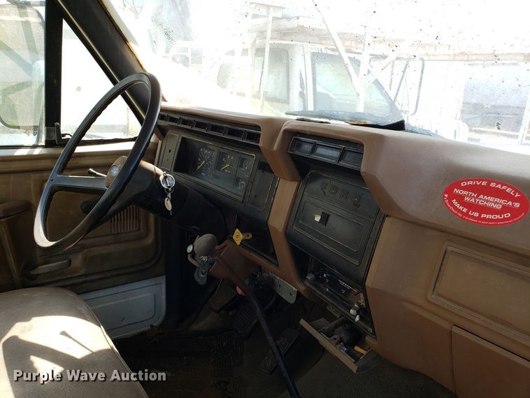 image for item DH2801 1987 Ford F700 bucket truck