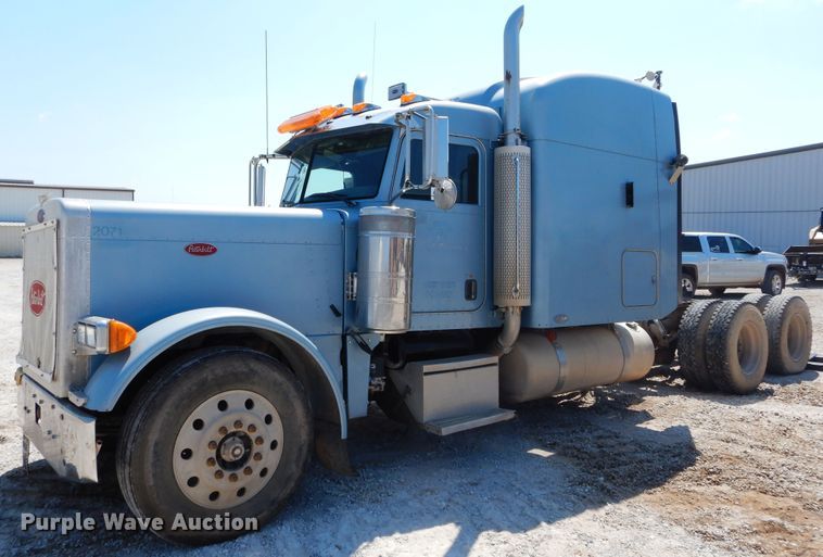 image for item DH3570 2005 Peterbilt 389 semi truck