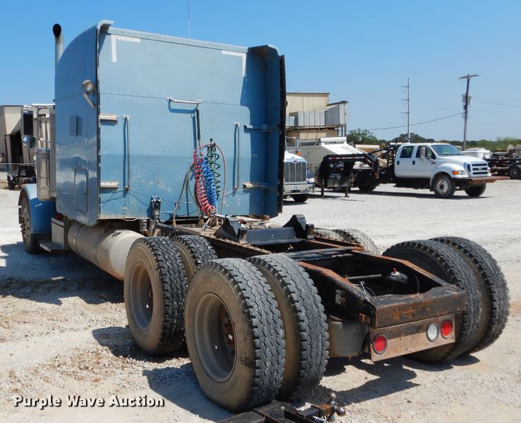 image for item DH3570 2005 Peterbilt 389 semi truck