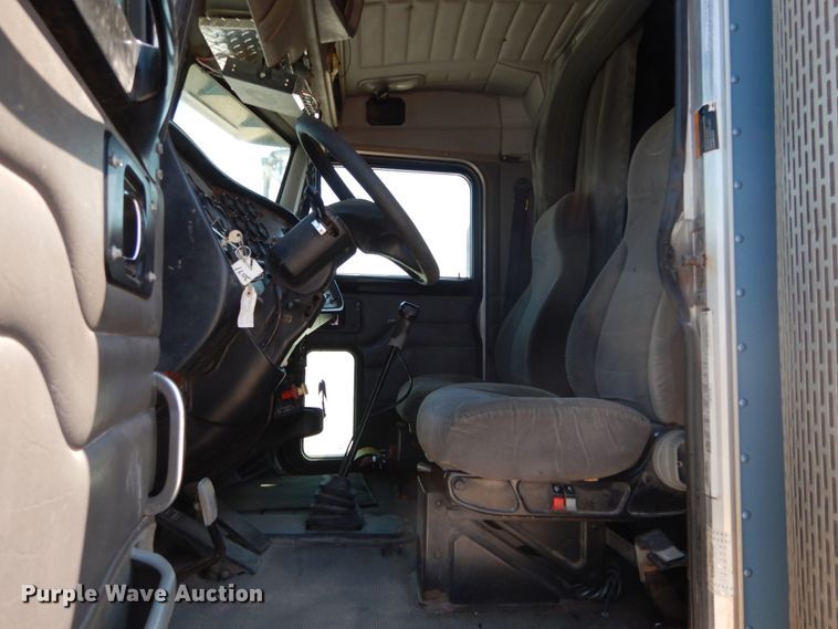 image for item DH3570 2005 Peterbilt 389 semi truck