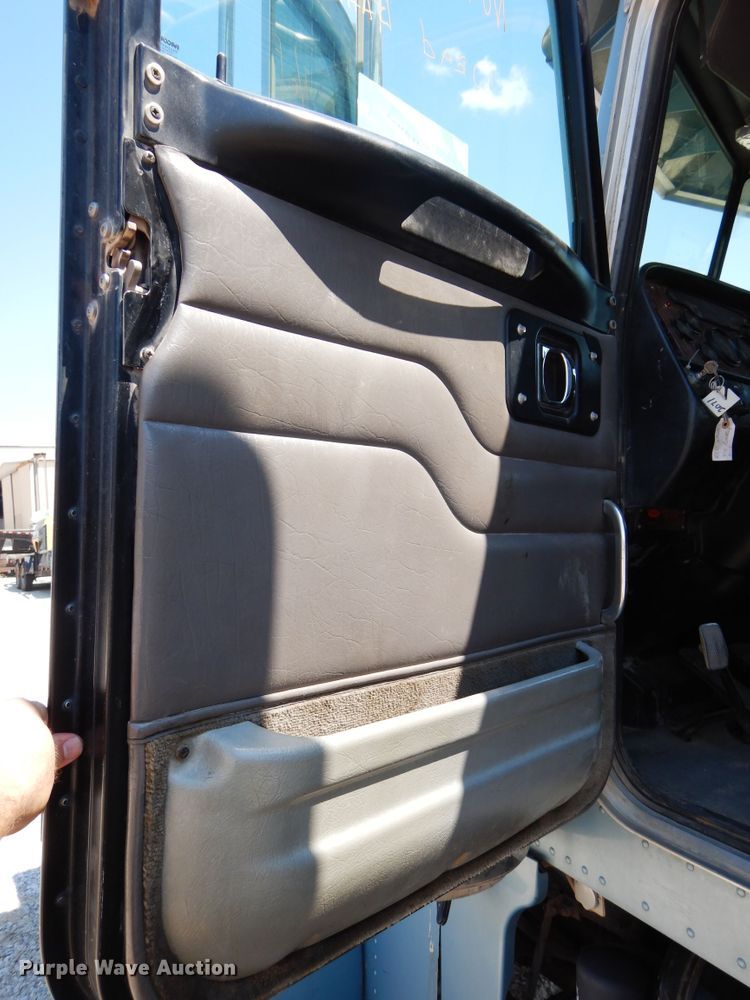 image for item DH3570 2005 Peterbilt 389 semi truck