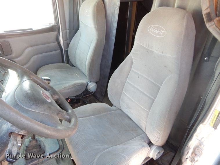 image for item DH3570 2005 Peterbilt 389 semi truck