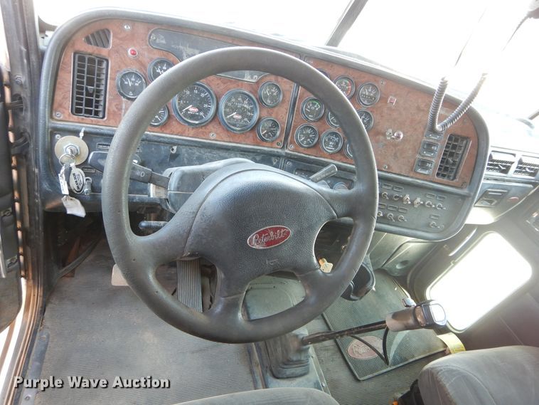 image for item DH3570 2005 Peterbilt 389 semi truck