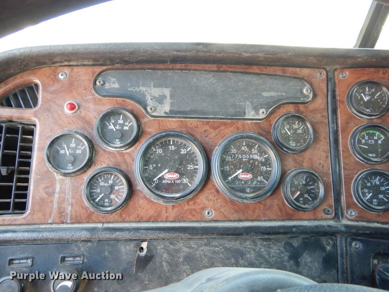 image for item DH3570 2005 Peterbilt 389 semi truck