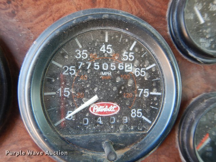 image for item DH3570 2005 Peterbilt 389 semi truck