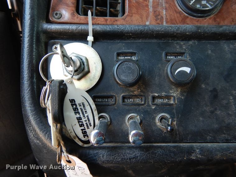 image for item DH3570 2005 Peterbilt 389 semi truck