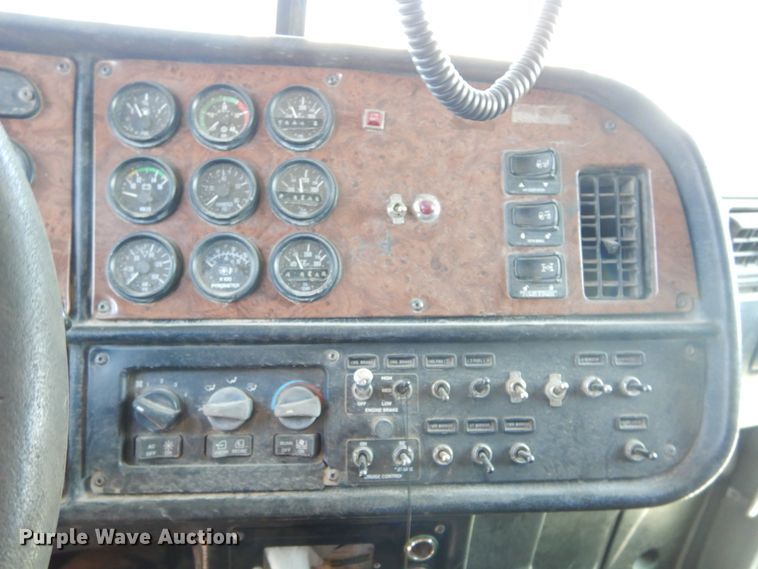 image for item DH3570 2005 Peterbilt 389 semi truck