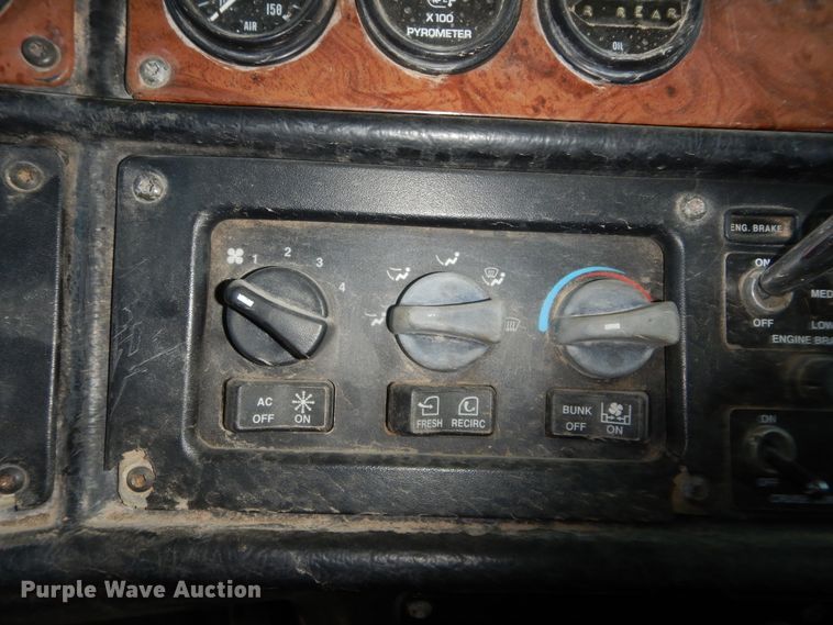 image for item DH3570 2005 Peterbilt 389 semi truck