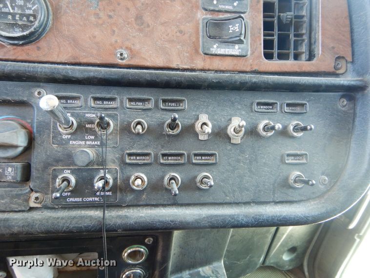 image for item DH3570 2005 Peterbilt 389 semi truck