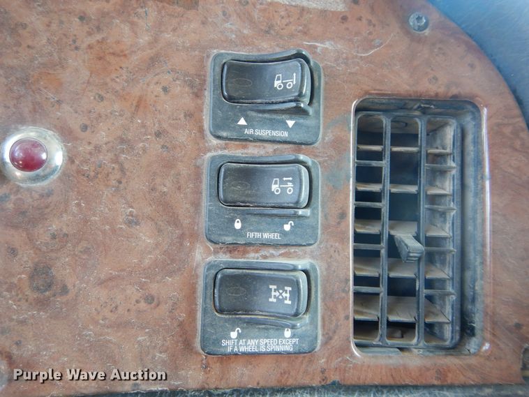 image for item DH3570 2005 Peterbilt 389 semi truck