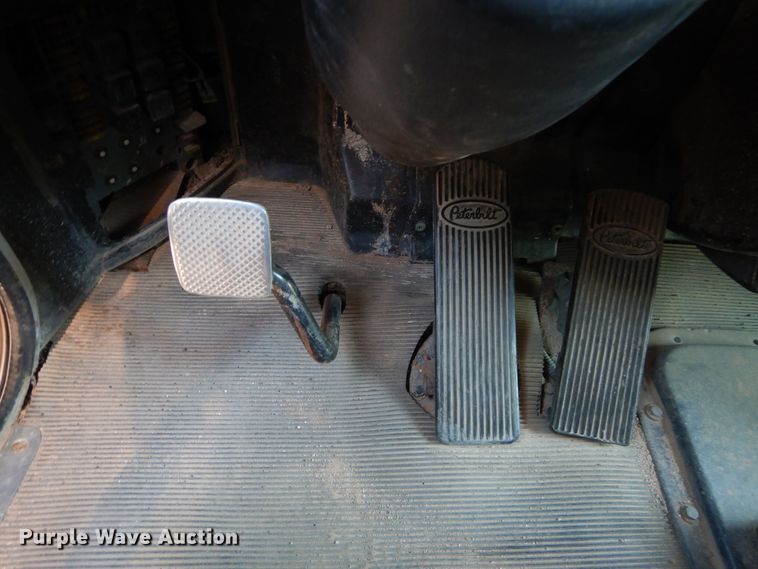 image for item DH3570 2005 Peterbilt 389 semi truck