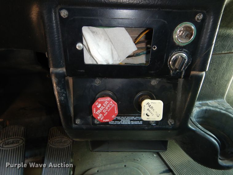 image for item DH3570 2005 Peterbilt 389 semi truck