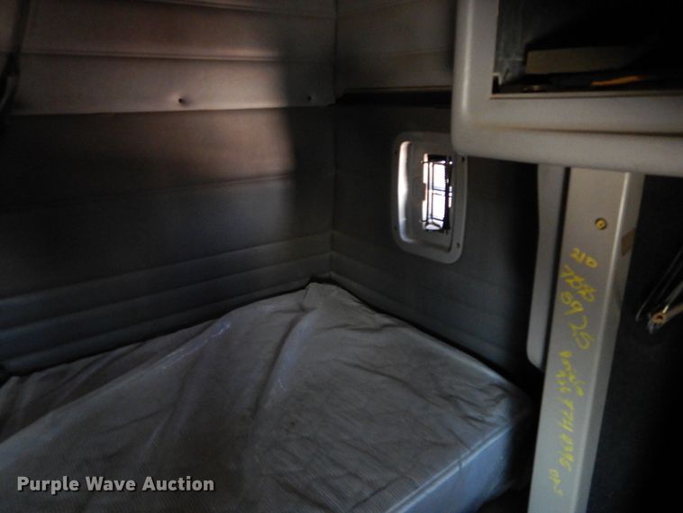 image for item DH3570 2005 Peterbilt 389 semi truck