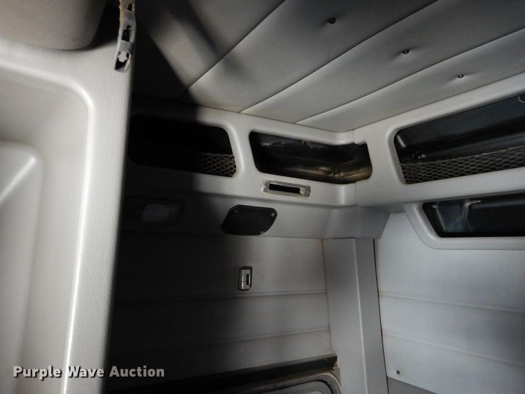 image for item DH3570 2005 Peterbilt 389 semi truck