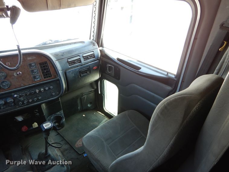 image for item DH3570 2005 Peterbilt 389 semi truck