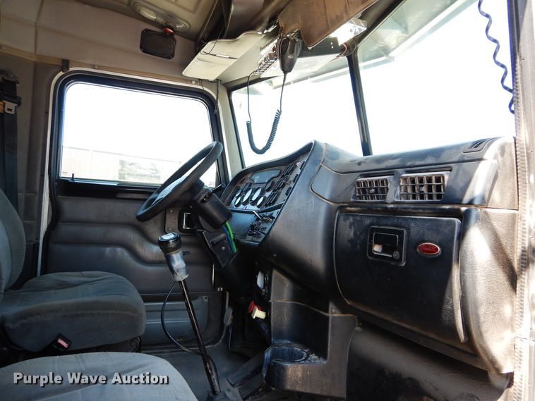 image for item DH3570 2005 Peterbilt 389 semi truck