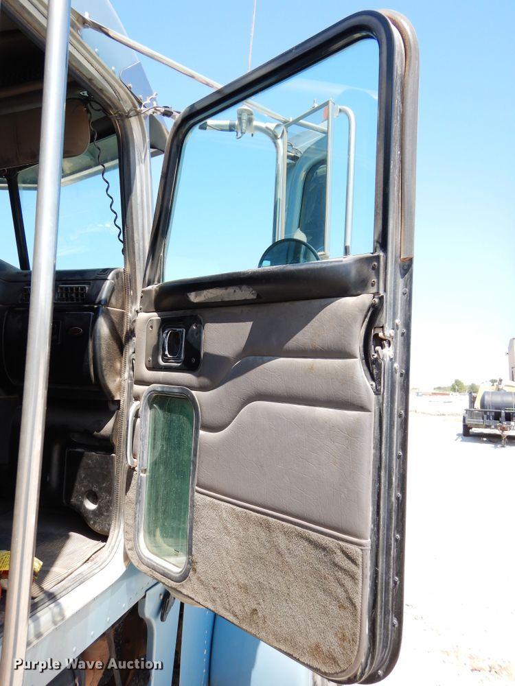 image for item DH3570 2005 Peterbilt 389 semi truck