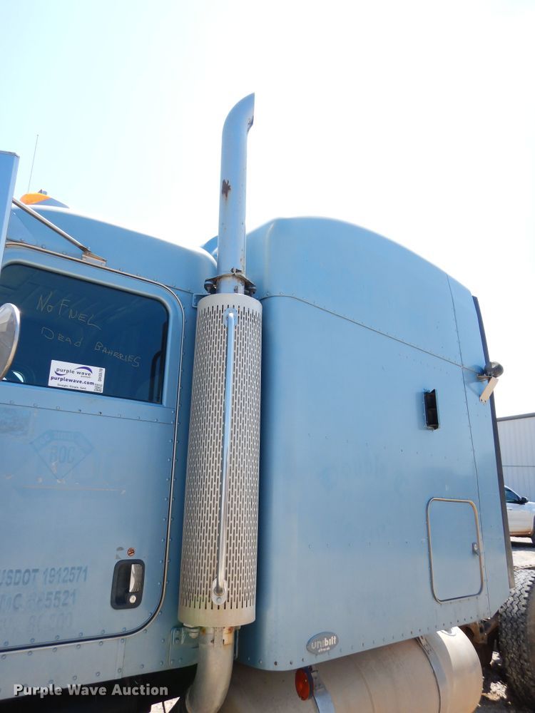 image for item DH3570 2005 Peterbilt 389 semi truck