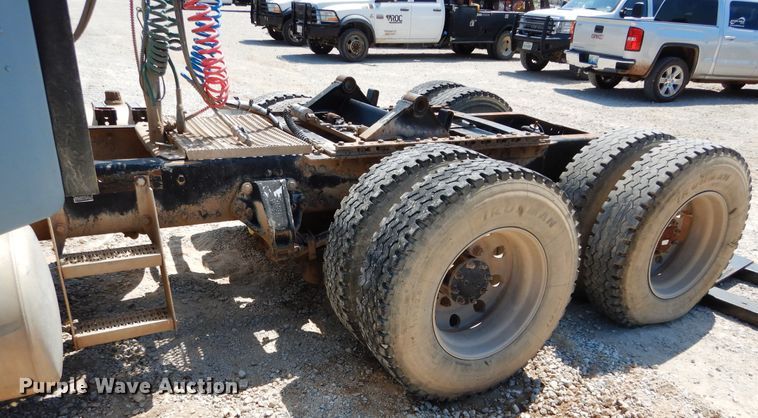 image for item DH3570 2005 Peterbilt 389 semi truck