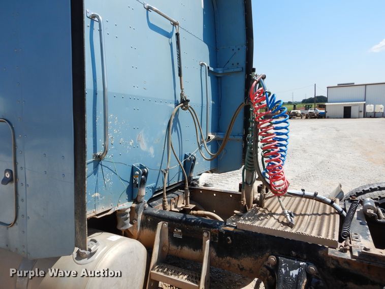 image for item DH3570 2005 Peterbilt 389 semi truck