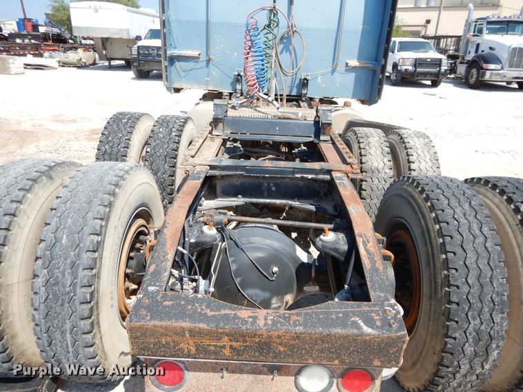 image for item DH3570 2005 Peterbilt 389 semi truck