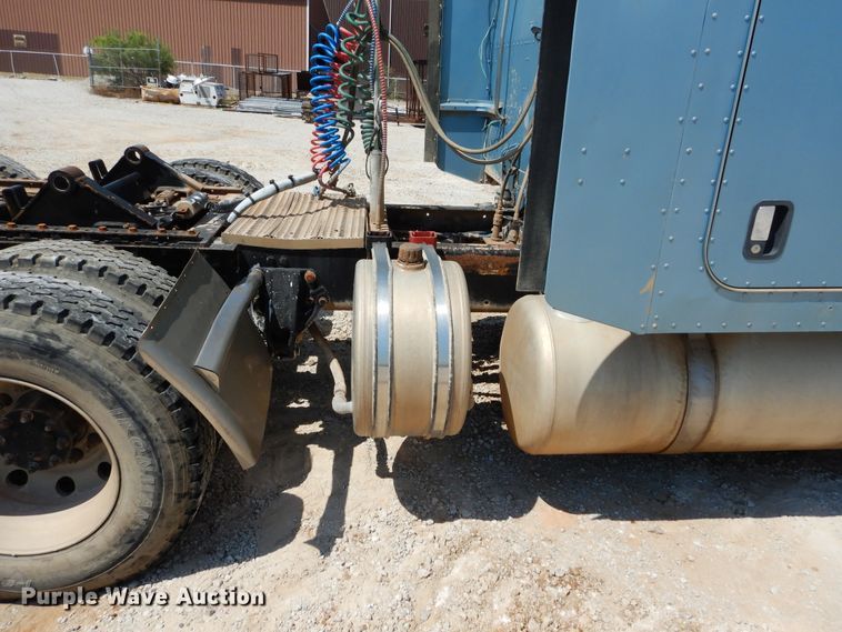 image for item DH3570 2005 Peterbilt 389 semi truck