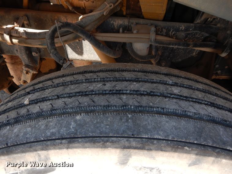 image for item DH3570 2005 Peterbilt 389 semi truck