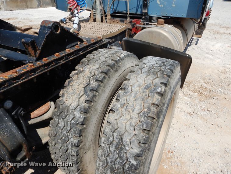 image for item DH3570 2005 Peterbilt 389 semi truck