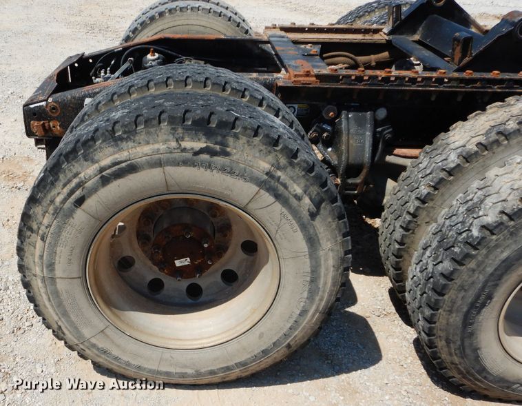 image for item DH3570 2005 Peterbilt 389 semi truck