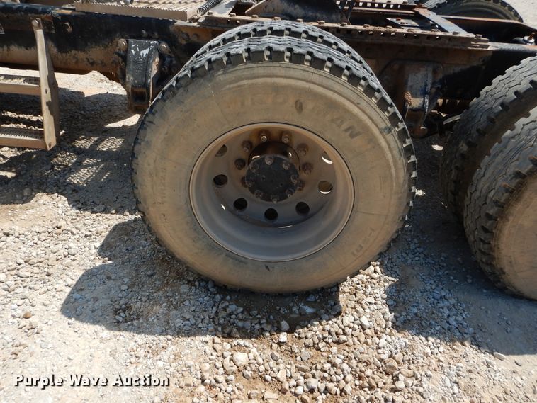 image for item DH3570 2005 Peterbilt 389 semi truck