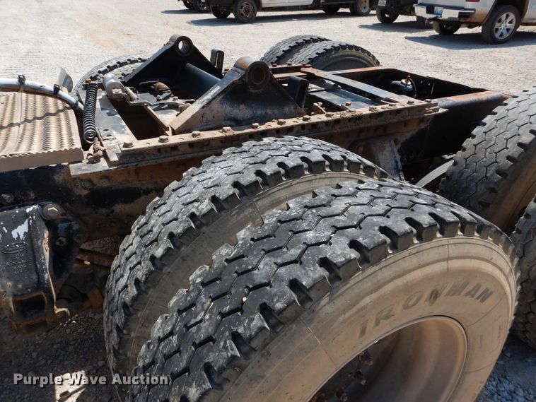 image for item DH3570 2005 Peterbilt 389 semi truck