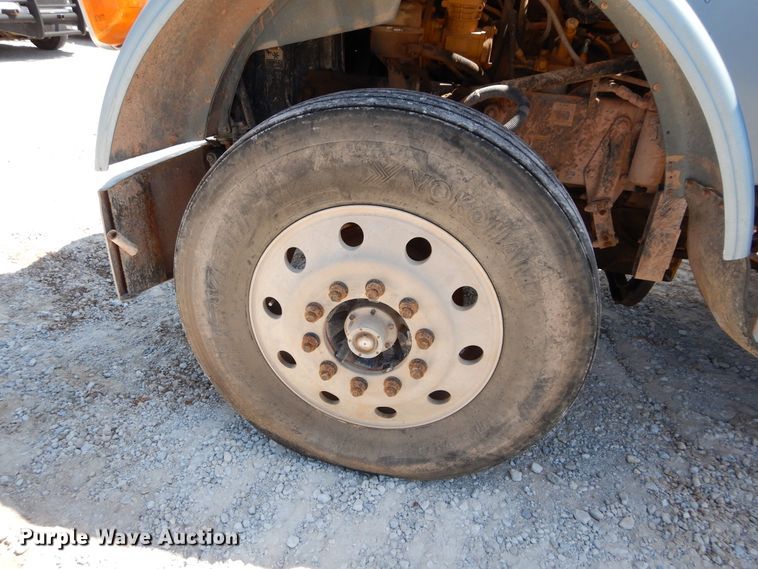 image for item DH3570 2005 Peterbilt 389 semi truck