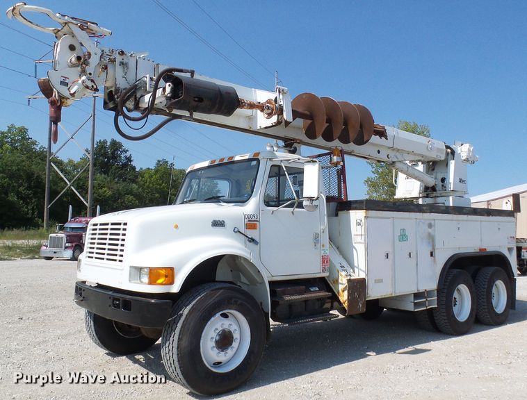 image for item DI0655 2000 International 4900 digger derrick truck