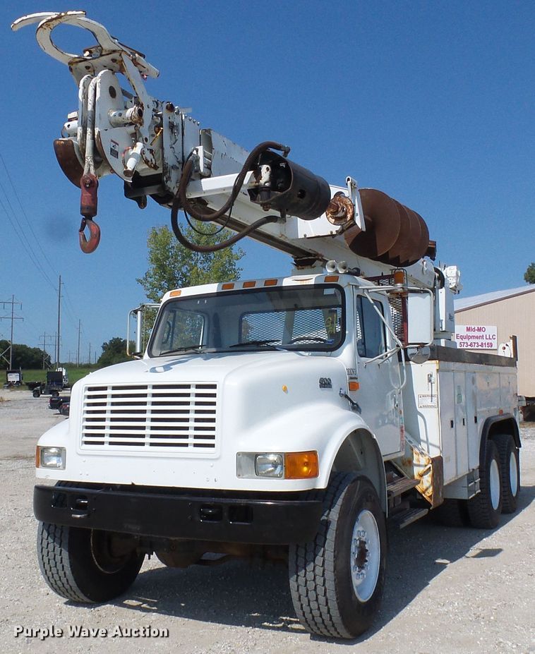 image for item DI0655 2000 International 4900 digger derrick truck