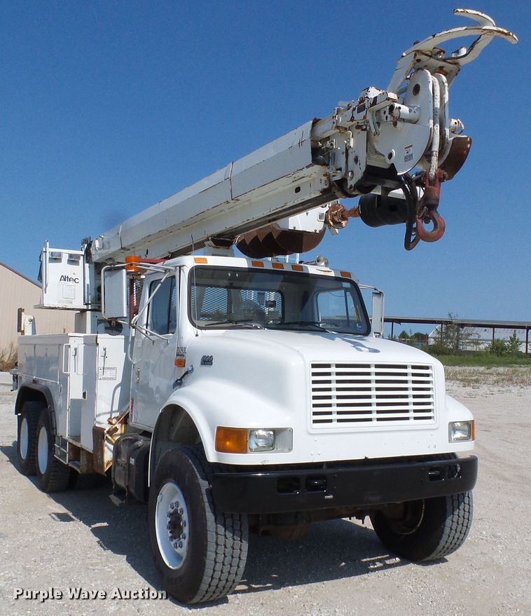 image for item DI0655 2000 International 4900 digger derrick truck