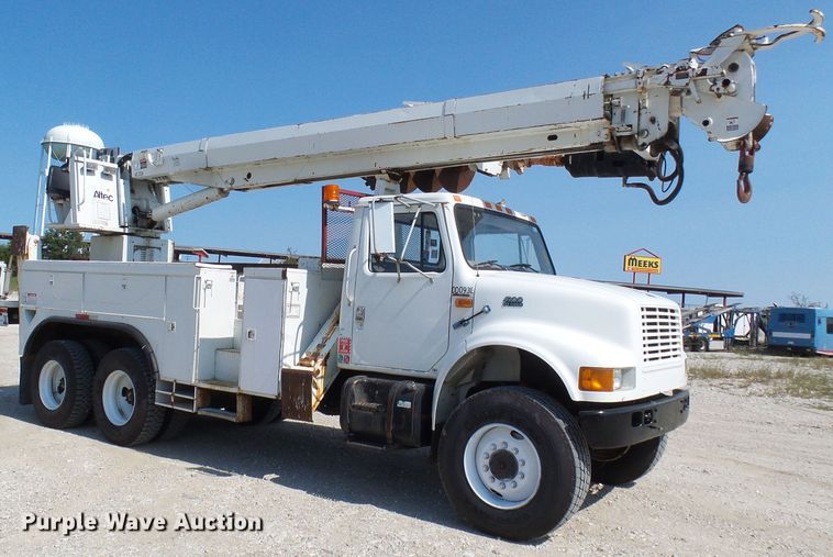 image for item DI0655 2000 International 4900 digger derrick truck