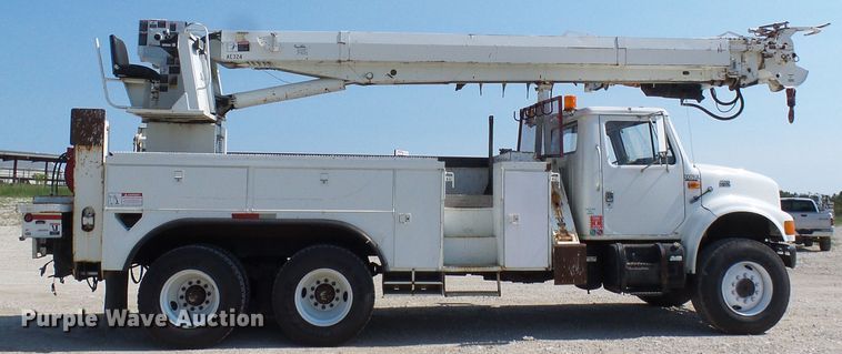 image for item DI0655 2000 International 4900 digger derrick truck