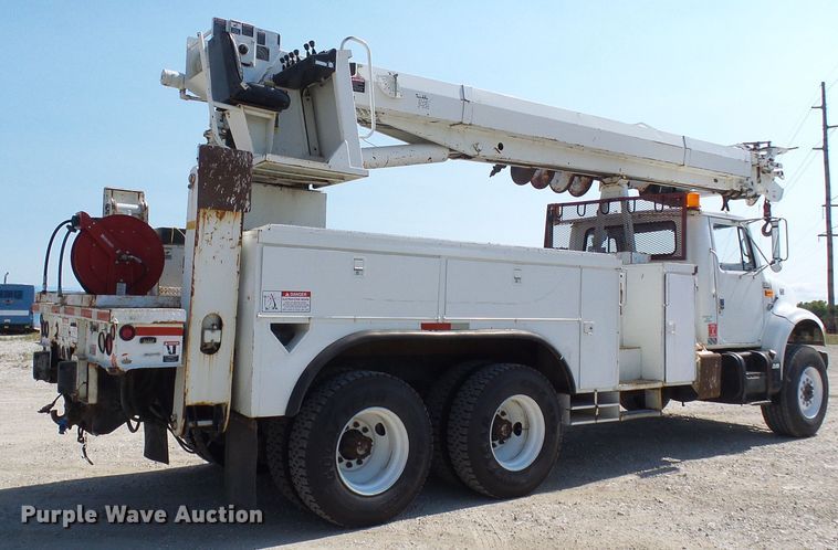 image for item DI0655 2000 International 4900 digger derrick truck