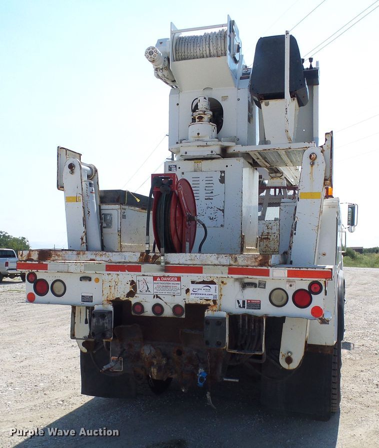 image for item DI0655 2000 International 4900 digger derrick truck