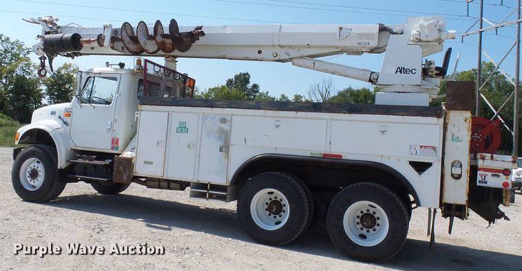 image for item DI0655 2000 International 4900 digger derrick truck