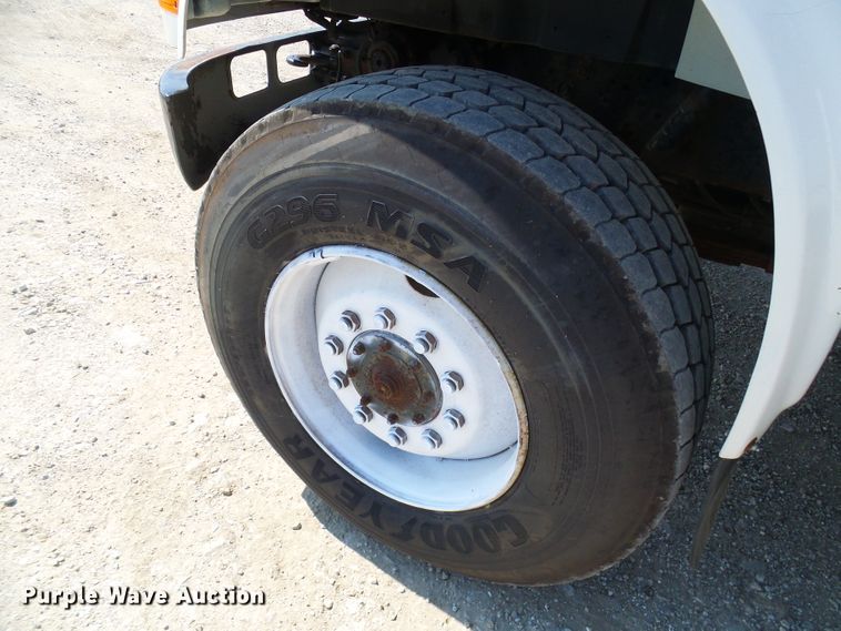 image for item DI0655 2000 International 4900 digger derrick truck