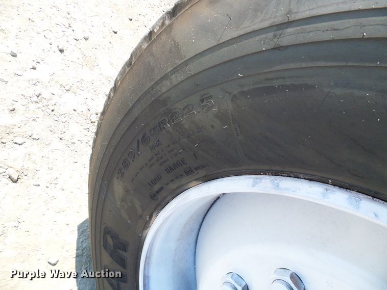 image for item DI0655 2000 International 4900 digger derrick truck