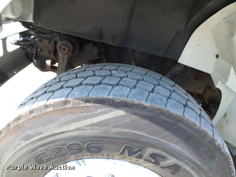 image for item DI0655 2000 International 4900 digger derrick truck