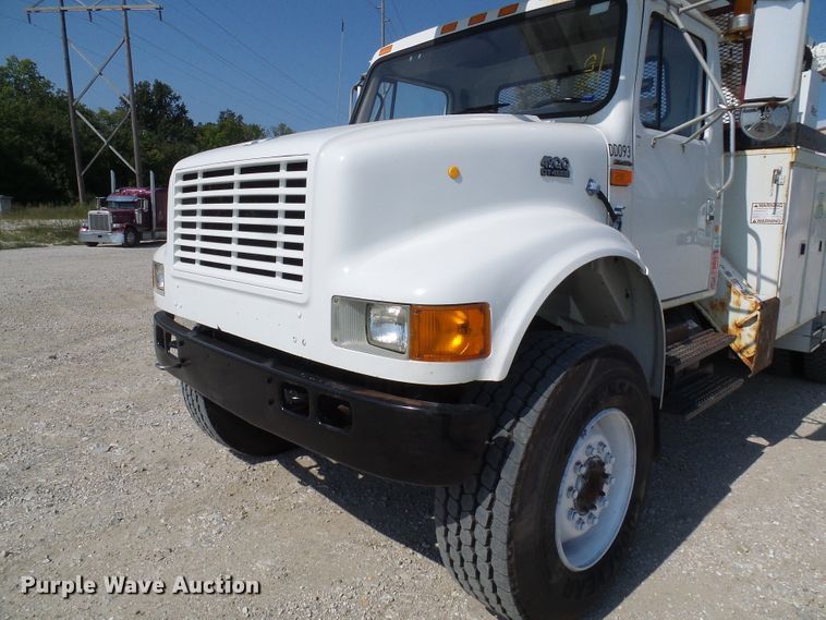 image for item DI0655 2000 International 4900 digger derrick truck