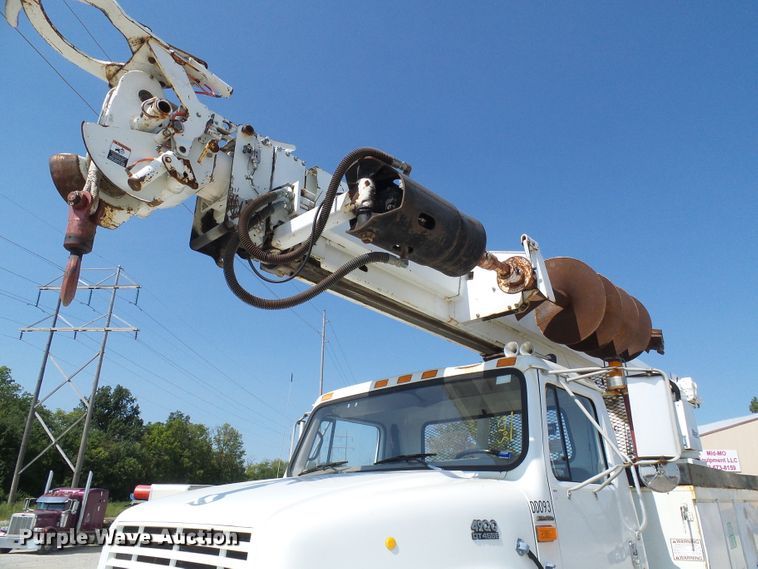 image for item DI0655 2000 International 4900 digger derrick truck
