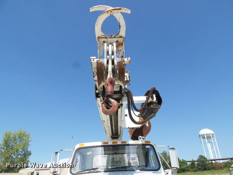 image for item DI0655 2000 International 4900 digger derrick truck