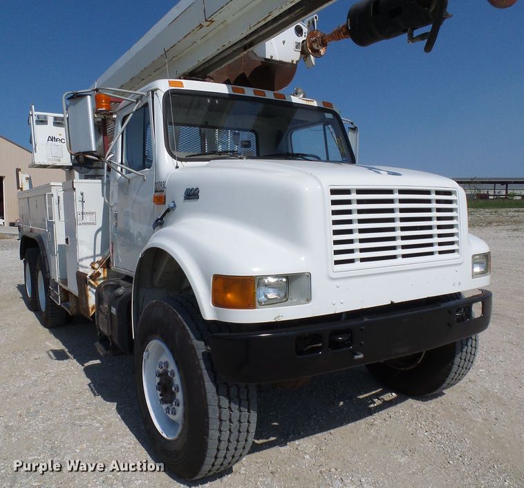 image for item DI0655 2000 International 4900 digger derrick truck