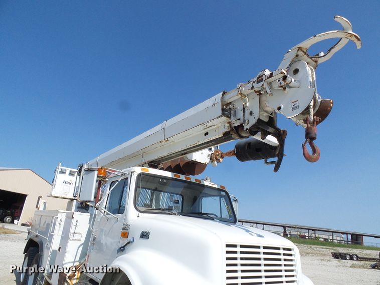 image for item DI0655 2000 International 4900 digger derrick truck