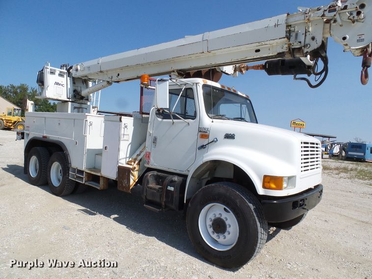 image for item DI0655 2000 International 4900 digger derrick truck